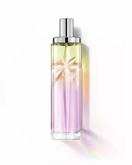 Sweet Kiss: botella alta con degradado lavanda, ámbar y verde claro sobre fondo blanco.
