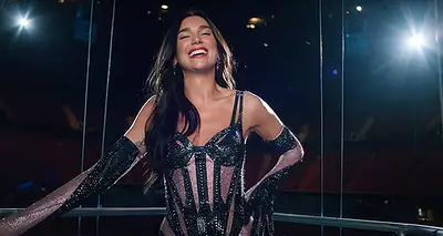 Dua Lipa lleva un Mugler personalizado para Vogue US