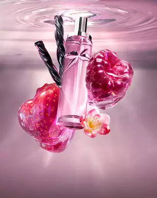 Nuevo Starlicious Berry Licorice imagen de naturaleza muerta con el esbelto frasco rodeado de sus ingredientes clave: una fresa roja brillante, una frambuesa vibrante, una delicada flor rosa y palitos de regaliz negro retorcidos, todo sobre un fondo de agua ondulante rosa suave.