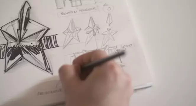 Mugler con un boceto del frasco