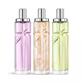 Foto del paquete de capas Starlicious the yummy swirl para combinar en capas con Berry Licorice, Pineapple Musk y Pistachio Praline: frascos de vidrio con una estrella fugaz tallada, cuyas facetas brillan bajo un elegante tapón plateado.